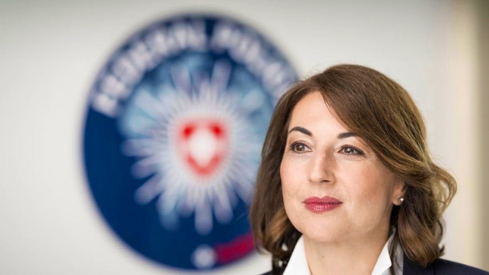 Das Bundesamt für Polizei (Fedpol) hat im Zusammenhang mit Unterschriftenfälschungen Hausdurchsuchungen und Befragungen durchgeführt. Im Bild Fedpol-Direktorin Eva Wildi-Cortes. (Archivbild)