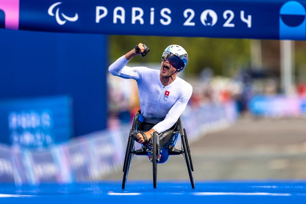 Paralympics. Marathon-Gold! Marcel Hug bei der Zieleinfahrt in Paris 2024.