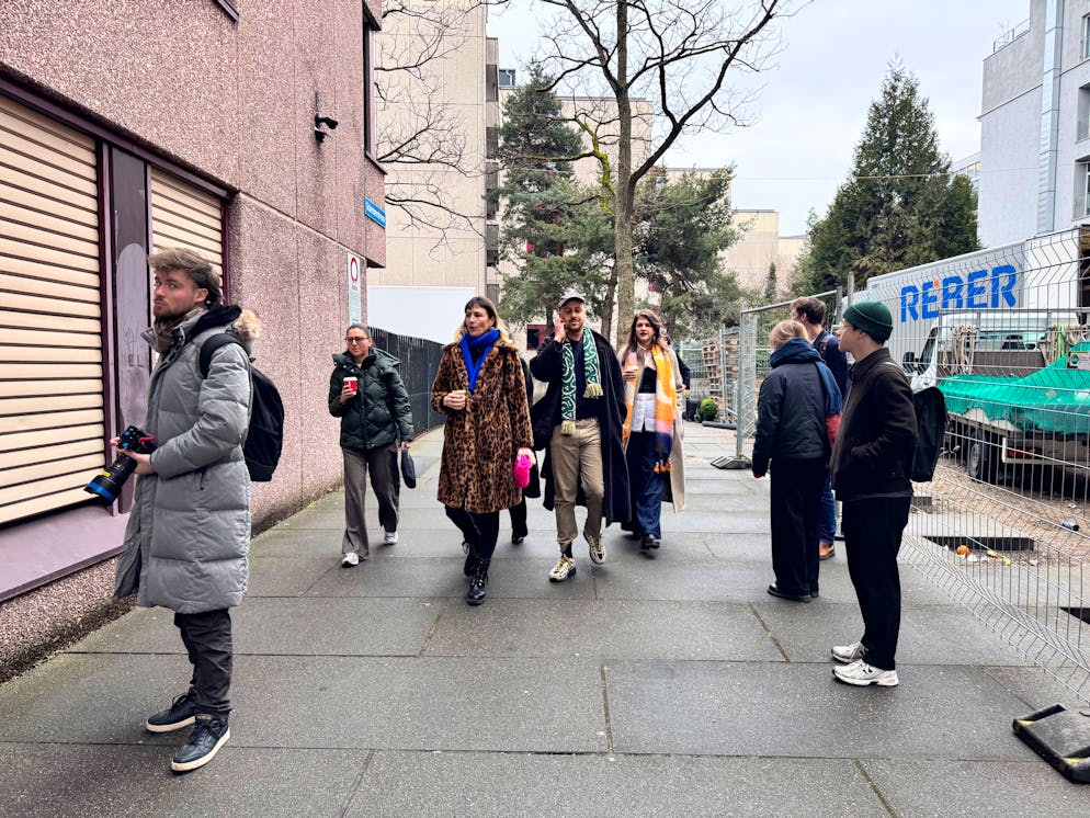 Gerichtsprozess Sanija Ameti. Dutzende Anhänger von Ameti unterstützen sie vor Gericht.