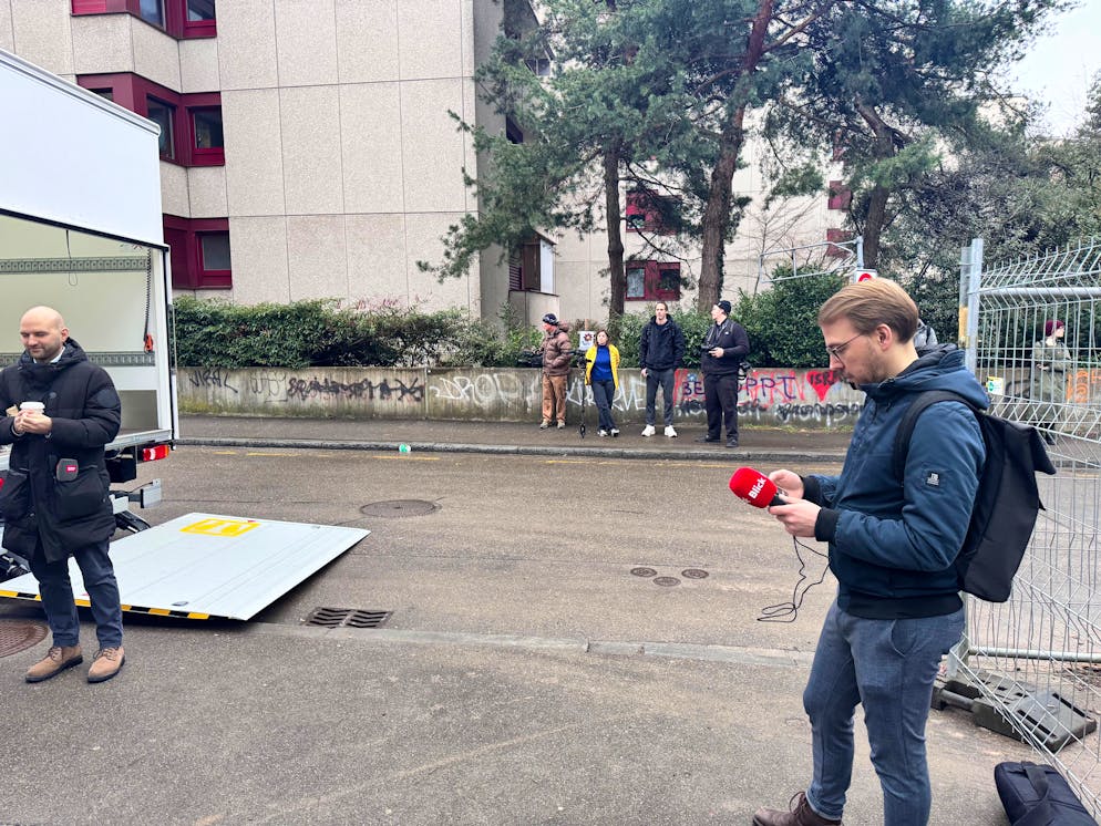 Gerichtsprozess Sanija Ameti. Medienvertreter warten auf den Einlass vor dem Bezirksgericht Zürich.