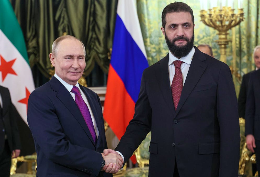 Il presidente russo Vladimir Putin e il presidente ad interim siriano Ahmad al-Sharaa.