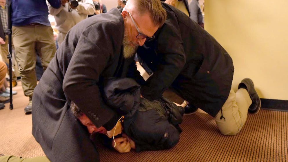 L'individu qui a projeté un liquide sur Ilhan Omar a été plaqué au sol par le service de sécurité.