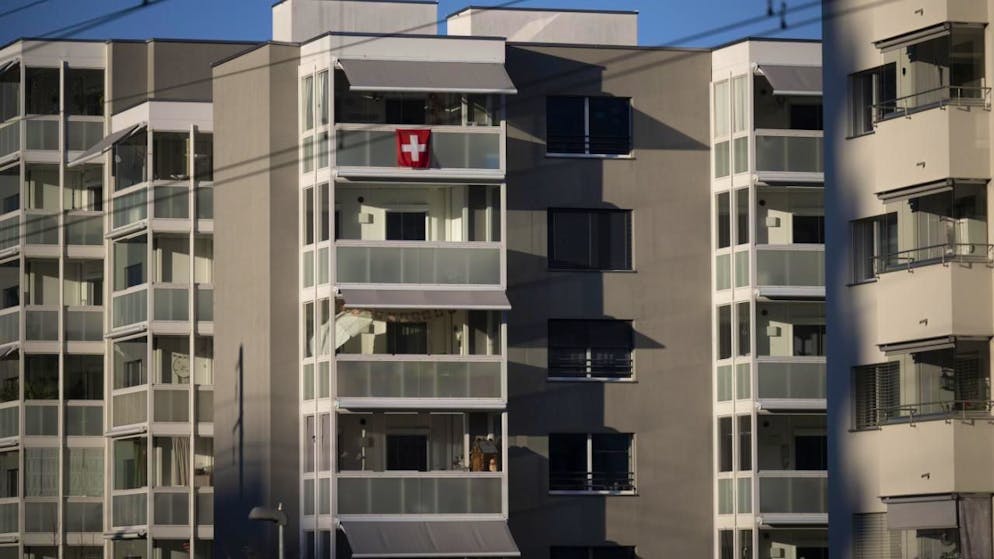 Im Schweizer Immobilienmarkt dürfte die Alterung der Bevölkerung und die Verschiebung der Nachfrage hin zu kleineren Wohnobjekten für bestimmte Regionen zu Problemen führen. (Archivbild)