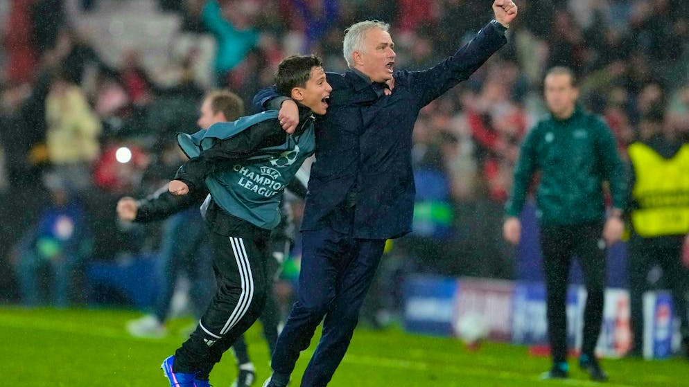 José Mourinho is beside himself after the 4:2.