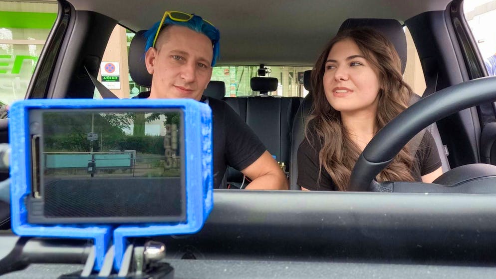 A driving instructor gives driving lessons to a young woman. Serious allegations have now been made against a Swiss driving instructor school. (symbolic image)