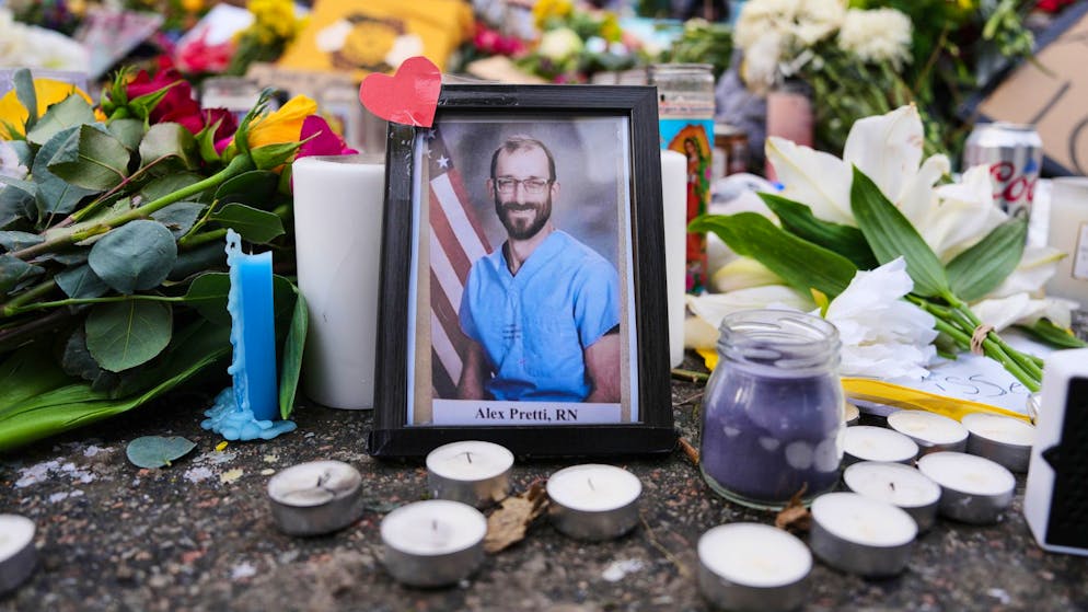 Ein Bild von Alex Pretti am Ort in Minneapolis, wo er am vergangenen Samstag von Bundesbeamten erschossen wurde.