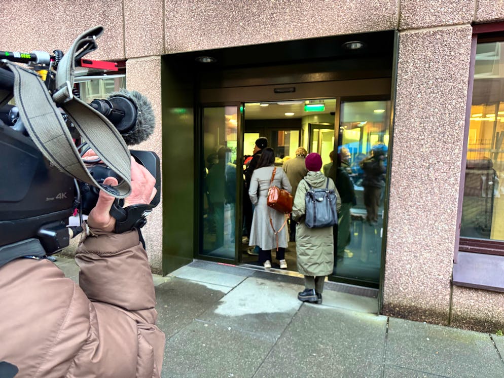 Gerichtsprozess Sanija Ameti. Zuschauer*innen und Vertreter*innen treffen hier ein. 