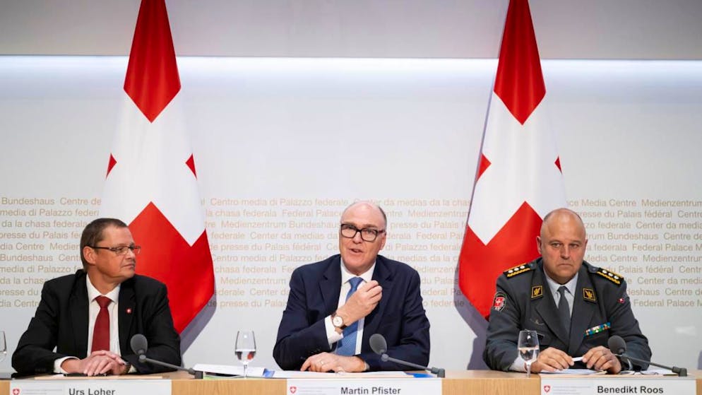 Il "ministro" della difesa, Martin Pfister, fra il capo dell'armamento Urs Loher e il comandante di corpo e capo dell'esercito, Benedikt Roos.