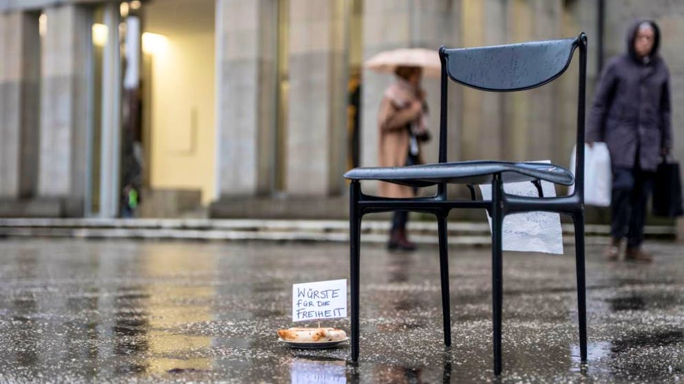 Mit einer Kunstinstallation vor dem Kunsthaus in Zürich verabschiedet sich die verurteilte Gemeinderätin Sanija Ameti (parteilos) aus der Öffentlichkeit.
