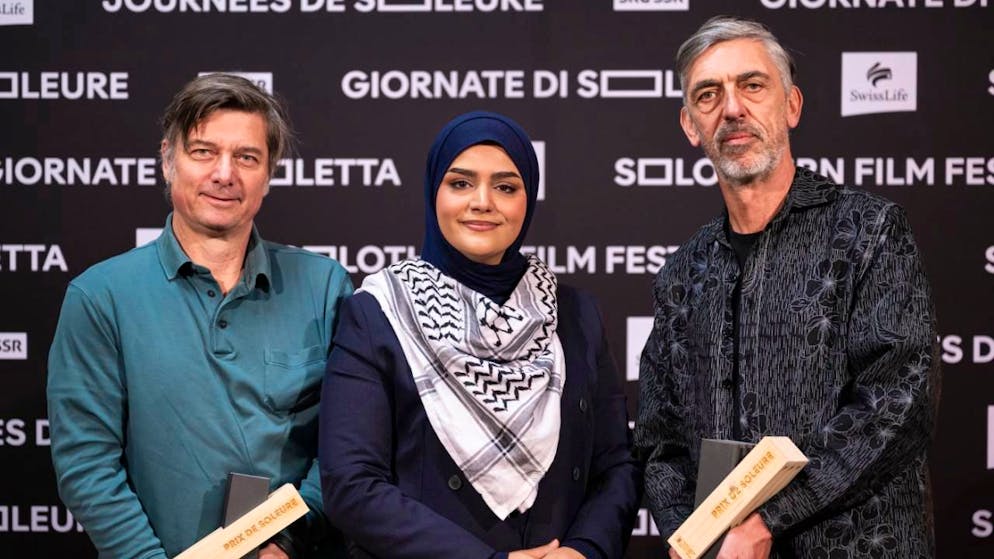 Der Regisseur Nicolas Wadimoff, Gewinner des "Prix de Soleure" mit "Qui vit encore", rechts, Protagonistin Haneen Harara, Mitte, und der Produzent Philippe Coeytaux, links, posieren kurz vor der Preisverleihung der 61. Solothurner Filmtage in Solothurn.