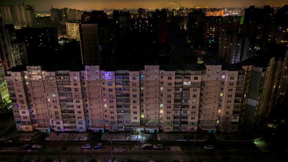 dpatopbilder - Multi-storey residential buildings in Kiev are in the dark. Photo: Dan Bashakov/AP/dpa
