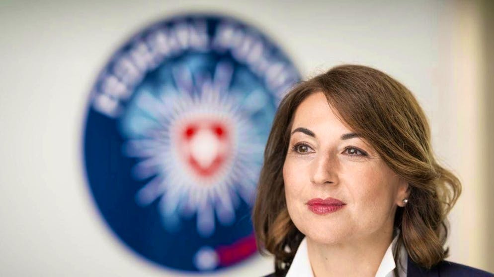The Federal Office of Police (Fedpol) has carried out house searches and interviews in connection with signature forgery. The picture shows Fedpol Director Eva Wildi-Cortes. (archive photo)