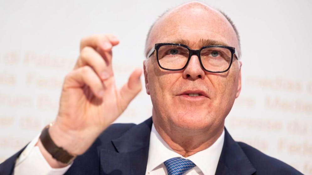 Mit einer befristeten Erhöhung der Mehrwertsteuer sollen laut Verteidigungsminister Martin Pfister die Mehrausgaben für die Sicherheit in der Schweiz gedeckt werden.