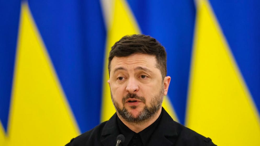 Der ukrainische Präsident Wolodymyr Selenskyj spricht während einer gemeinsamen Pressekonferenz mit dem litauischen Präsidenten Nauseda und dem polnischen Präsidenten Nawrocki im Präsidentenpalast in Vilnius. Foto: Mindaugas Kulbis/AP/dpa