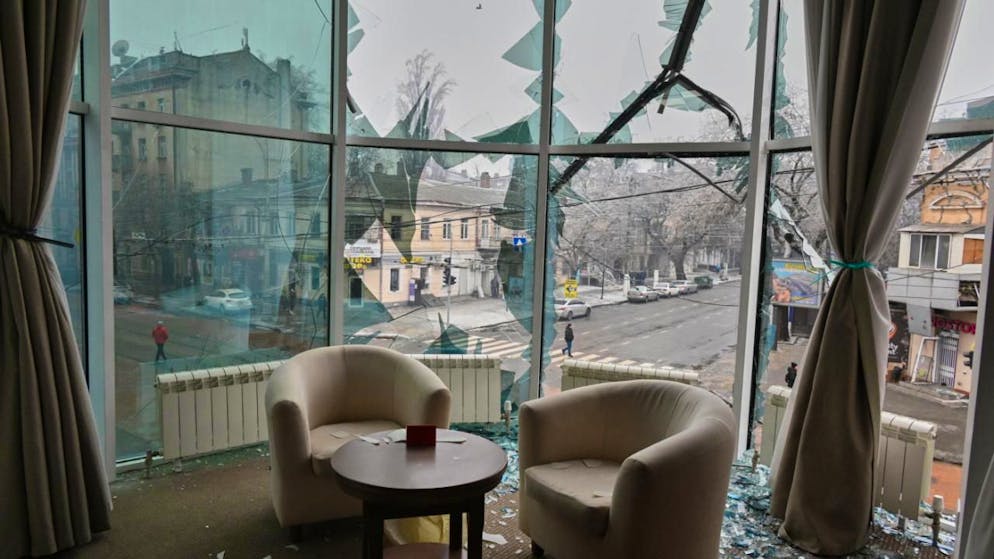 dpatopbilder - In einer Wohnung im Stadtzentrum von Odessa ist nach einem russischen Luftangriff eine Fensterscheibe zerbrochen. Foto: Michael Shtekel/AP/dpa