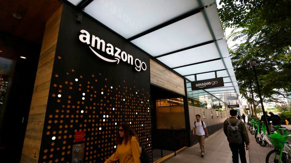 Amazon war ein Pionier bei Läden, in denen man sich einfach Sachen aus dem Regal greifen und rausgehen kann - Kameras und Sensoren kümmern sich ums Bezahlen. (archivbild)