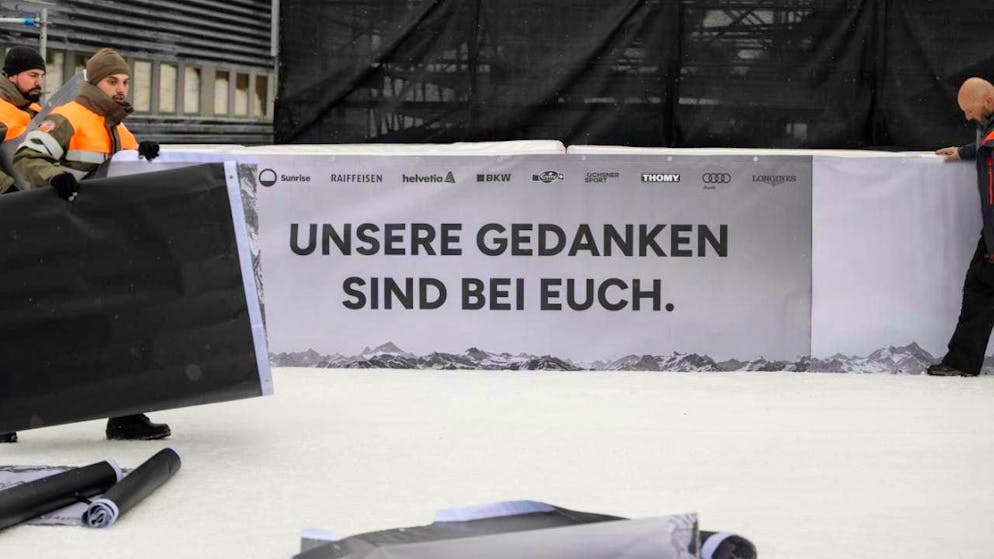 World Championships dress rehearsal in Crans-Montana with a special setting - Gallery. At this year's World Cup races in Crans-Montana, the sponsors will have a different appearance than usual: the advertising boards will be all white and black.