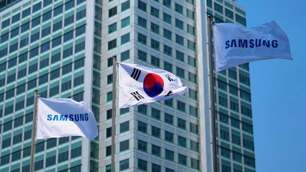 ARCHIV - Die Flaggen der Firma Samsung Electronics und die südkoreanische Nationalflagge flattern während einer Medientour am Hauptsitz von Samsung Electronics in Suwon. Die jüngsten Geschäftszahlen von Samsung Electronics enttäuschen. Foto: Lee Jin-man/AP/dpa