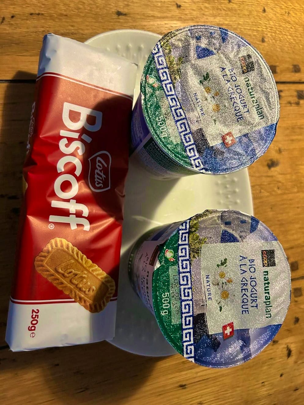 The ingredients for the Japanese cheesecake: Biscoff guetsli and Greek yogurt.