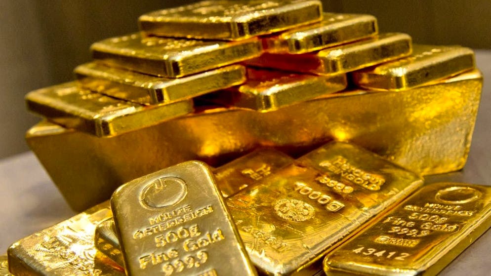 Gold bars of various sizes lie in a vault at a gold dealer. (archive picture)