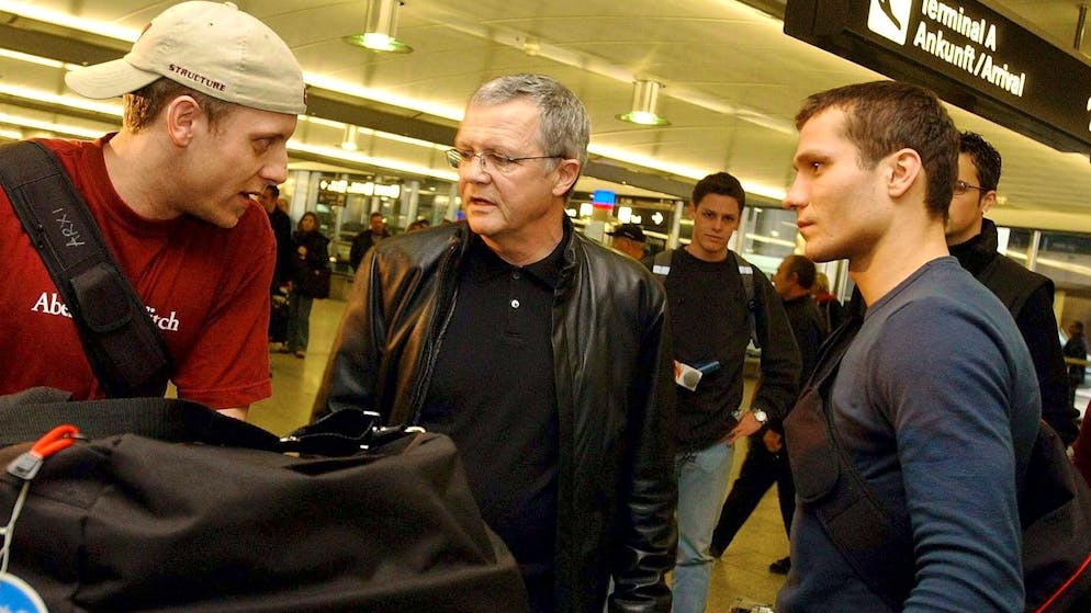 Legendäre Olympia-Momente. Hoch die Tassen: Von Arx und Jenni werden nach Party-Nacht nach Hause geschickt