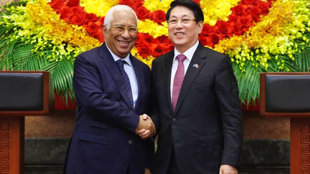 Der Präsident des Europäischen Rates Antonio Costa (l) und der vietnamesische Präsident Luong Cuong schütteln sich die Hände. Foto: Bui Lam Khanh/VNA/AP/dpa