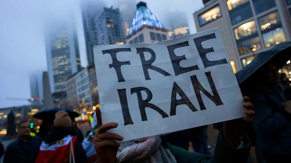 ARCHIV - Mit Schildern und Flaggen demonstrieren Teilnehmer einer Kundgebung in Frankfurt gegen das Regime im Iran. Foto: Boris Roessler/dpa