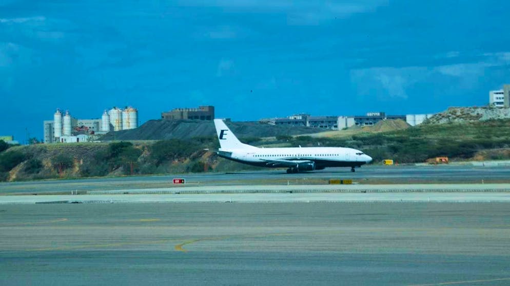 ARCHIVE - An airplane of the Venezuelan airline Estelar at Simon Bolivar International Airport. Photo: Pedro Mattey/dpa/symbol image