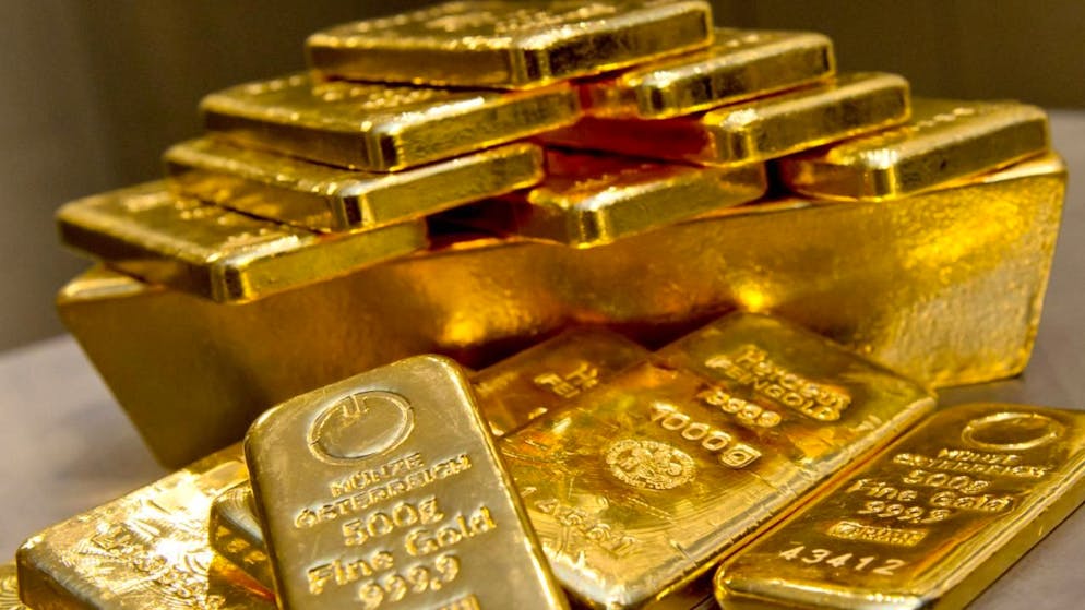Goldbarren in unterschiedlicher Grösse liegen bei einem Goldhändler in einem Tresor. (Archivbild)