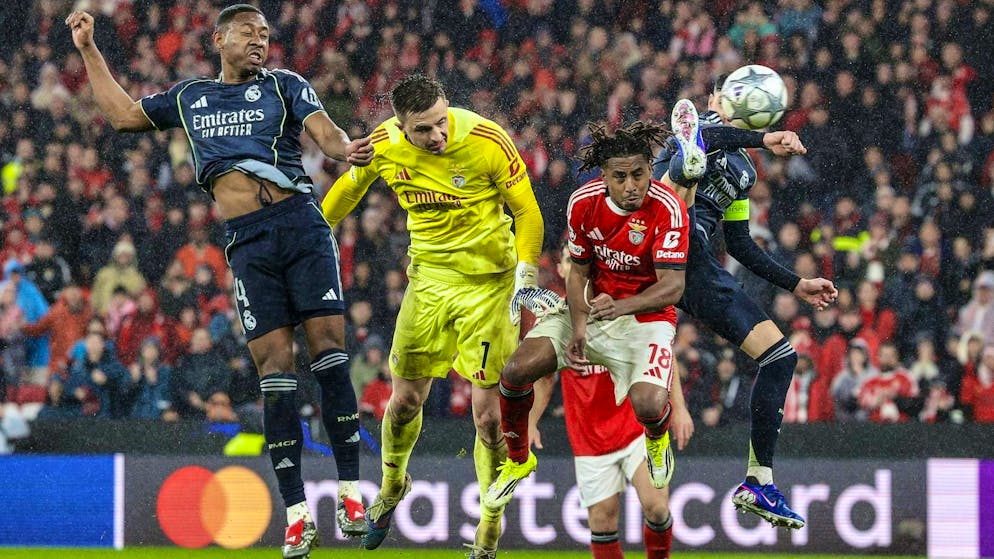 Anatoliy Trubin (al centro) porta il Benfica agli spareggi di Champions League al 98° minuto.