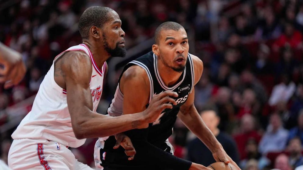 Victor Wembanyama (rechts, hier gegen Kevin Durant) war aufseiten der Spurs einmal mehr der entscheidende Faktor