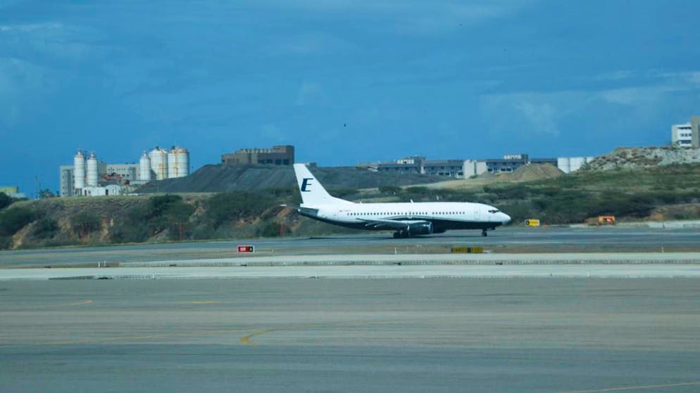 ARCHIV - Ein Flugzeug der venezolanischen Fluggesellschaft Estelar auf dem internationalen Flughafen Simon Bolivar. Foto: Pedro Mattey/dpa/Symbolbild