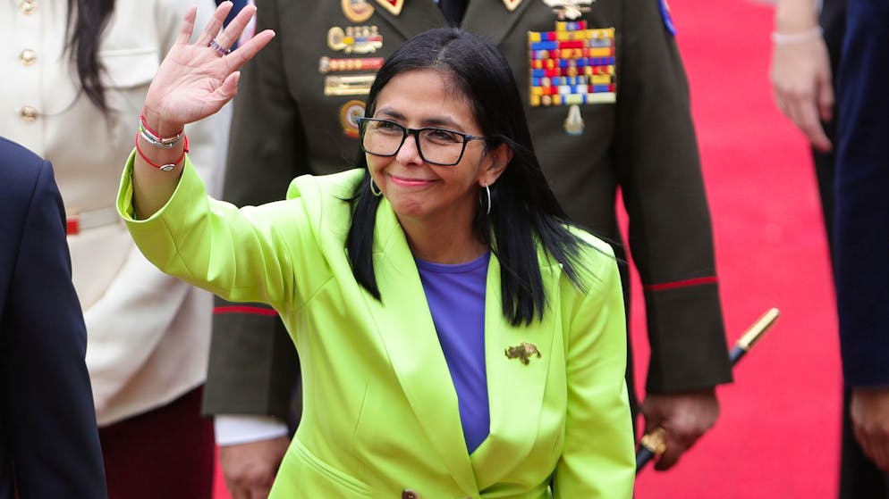 Zwei Tage nach Maduros Entführung in die USA am 3. Januar 2026 wurde Venezuelas Vizepräsidentin Delcy Rodriguez als geschäftsführende Präsidentin vereidigt.