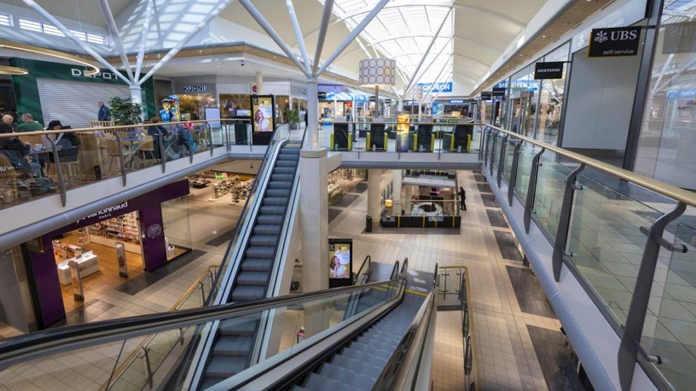 Die Orientierung kann in Einkaufszentren komplex sein. Eine neue Studie zeigt, wie es Menschen gelingt, sich zurechtzufinden. (Symbolbild)