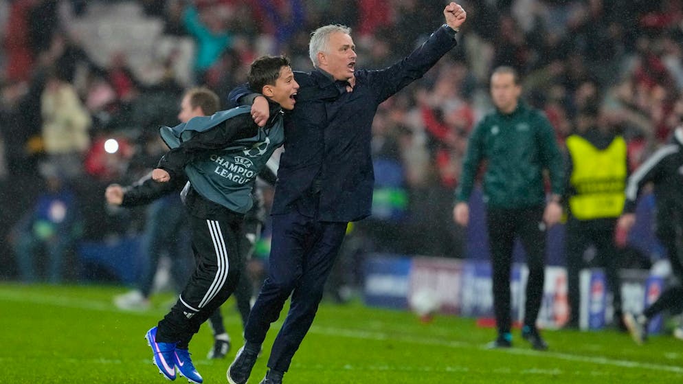 Verwirrung vor Benfica-Ekstase. Mourinho tappte im Dunkeln: «Plötzlich hiess es, dass wir noch ein Tor brauchen»