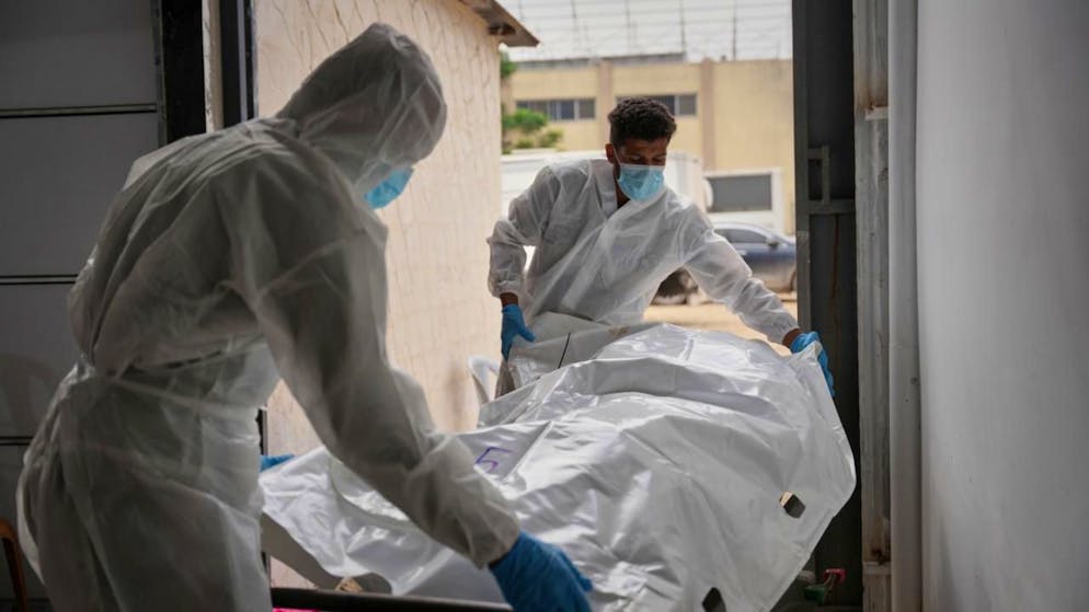 ARCHIV - Die Leichen nicht identifizierter Palästinenser, die im Rahmen der Waffenruhe aus Israel zurückgebracht wurden, werden in das Nasser-Krankenhaus in Chan Junis im Gazastreifen gebracht. Foto: Abdel Kareem Hana/AP/dpa