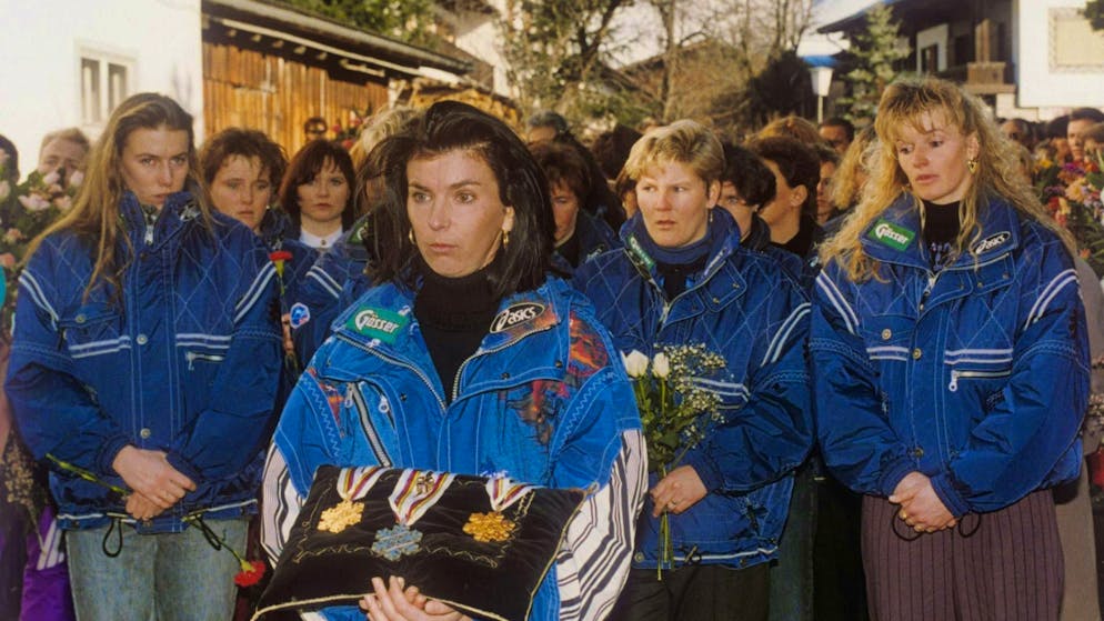 La compagna di squadra Anita Wachter al funerale di Ulrike Maier.