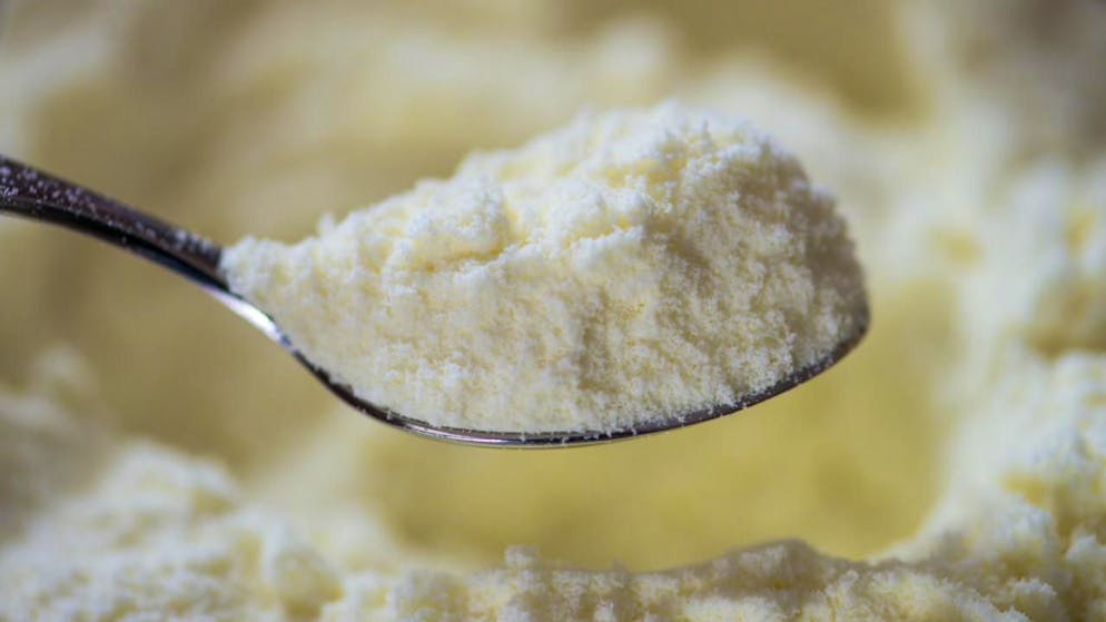 Foodwatch demande des investigations contre les entreprises impliquées dans le rappel massif de laits infantiles initié en décembre, en raison de la présence de céréulide, une toxine causée par une bactérie, dans certains lots (archives).