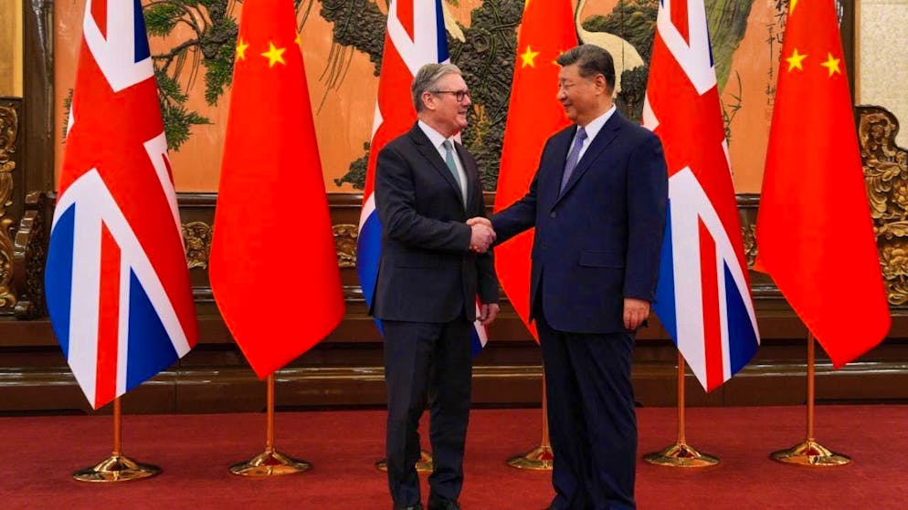 British Prime Minister Keir Starmer (l) shakes hands with Chinese President Xi Jinping before a bilateral meeting. Photo: Carl Court/Pool Getty/AP/dpa