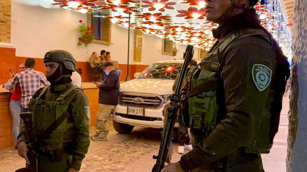 Membri dell'esercito colombiano sorvegliano il luogo in cui sono giunti i primi corpi recuperati dopo l'incidente aereo.