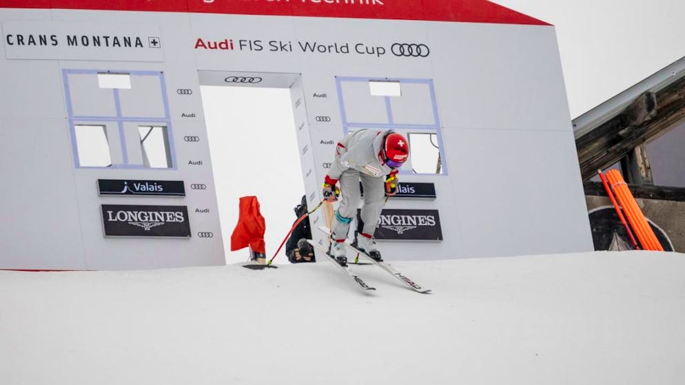 WM-Hauptprobe in Crans-Montana mit besonderem Setting - Gallery. Corinne Suter stösst sich bei der Besichtigung der Abfahrtsstrecke aus dem Starthaus ab.