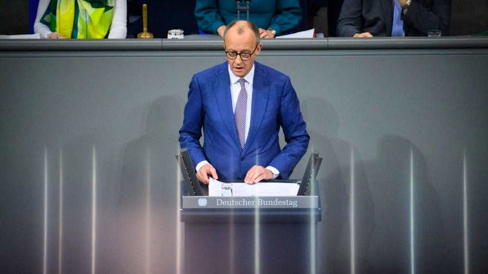 Bundeskanzler Friedrich Merz (CDU) gibt in der 56. Plenarsitzung der 21. Legislaturperiode im Deutschen Bundestag eine Regierungserklärung zur aktuellen außenpolitischen Lage ab. Foto: Bernd von Jutrczenka/dpa