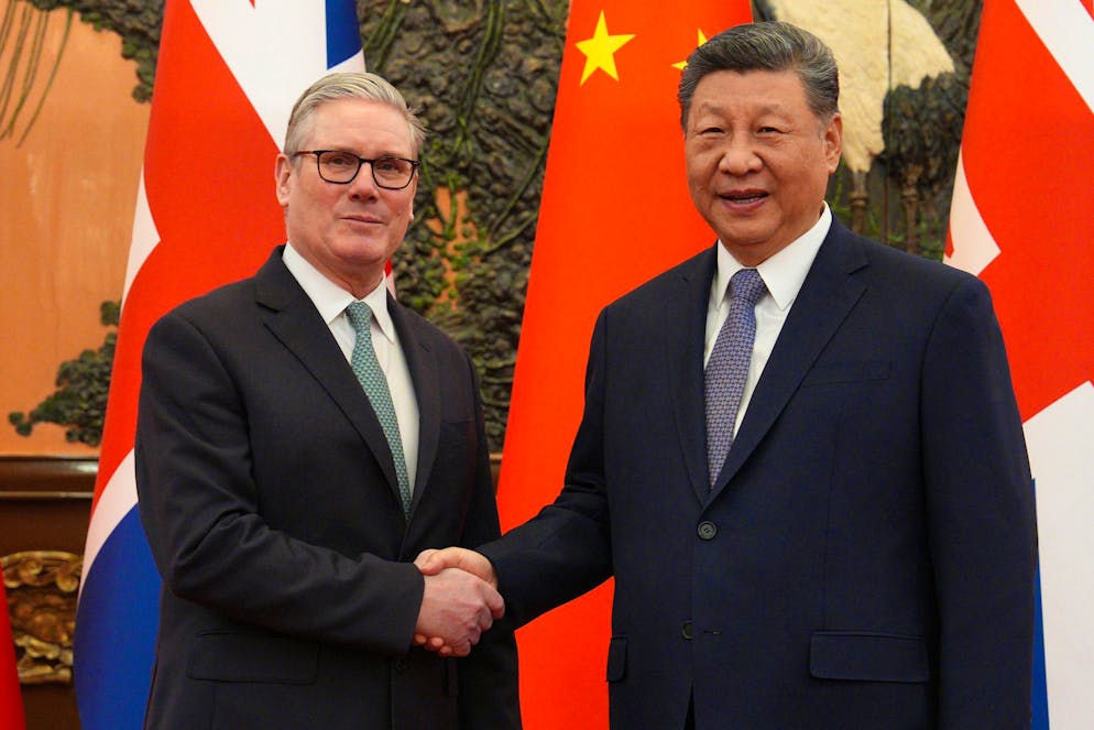 La stretta di mano fra Keir Starmer e Xi Jinping.
