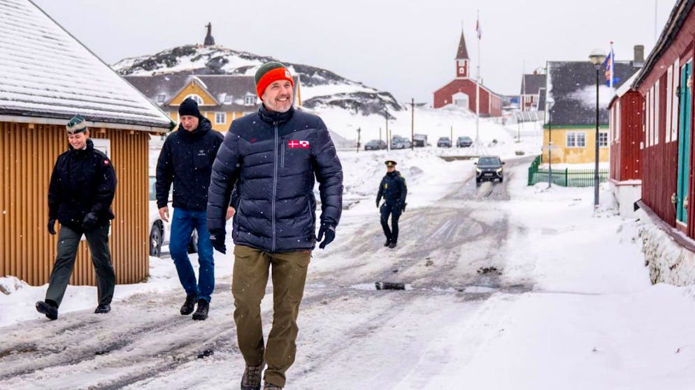 ARCHIV - Dänemarks König Frederik X. (vorne) geht durch Nuuk. Foto: Ida Marie Odgaard/Ritzau Scanpix Foto/dpa/Archivbild