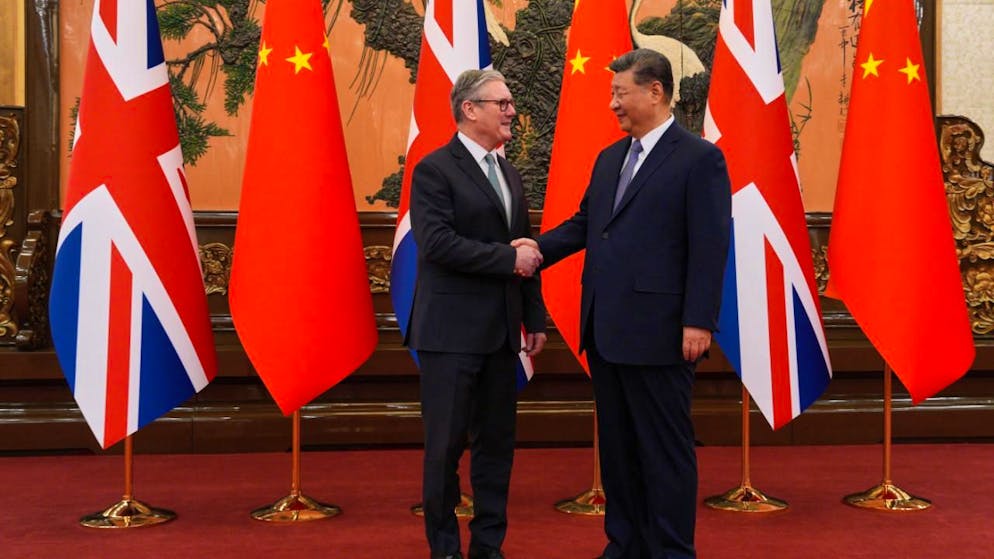 Der britische Premierminister Keir Starmer (l) schüttelt dem chinesischen Präsidenten Xi Jinping vor einem bilateralen Treffen die Hand. Foto: Carl Court/Pool Getty/AP/dpa