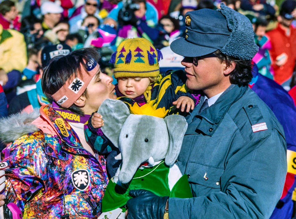 La sciatrice austriaca Ulrike Maier festeggia la vittoria nel Super-G con la figlia Melanie e il marito Hubert Schweighofer, il 29 gennaio 1991, ai Campionati mondiali di sci alpino a Saalbach.