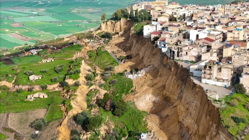 Risque de glissement de terrain: 1500 personnes évacuées en Sicile - Gallery. Un glissement de terrain a touché la ville de Niscemi, en Sicile, dimanche dernier. Les pluies abondantes annoncées pour les prochains jours risquent d'étendre le gouffre.