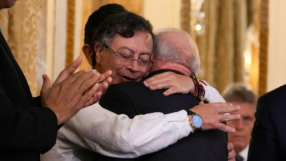 Der kolumbianische Präsident Gustavo Petro (l.) umarmt  Brasiliens Präsident Luiz Inácio Lula da Silva am Mittwoch auf einem Wirtschaftsforum in Panama-Stadt. 