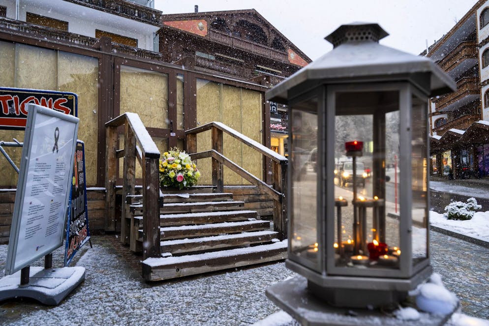 Nella foto, i fiori deposti dalla squadra italiana di sci femminile in omaggio alle vittime davanti all'ingresso del bar «Le Constellation» dopo l'incendio al bar e lounge «Le Constellation», a Crans-Montana, Svizzera, mercoledì 28 gennaio 2026.