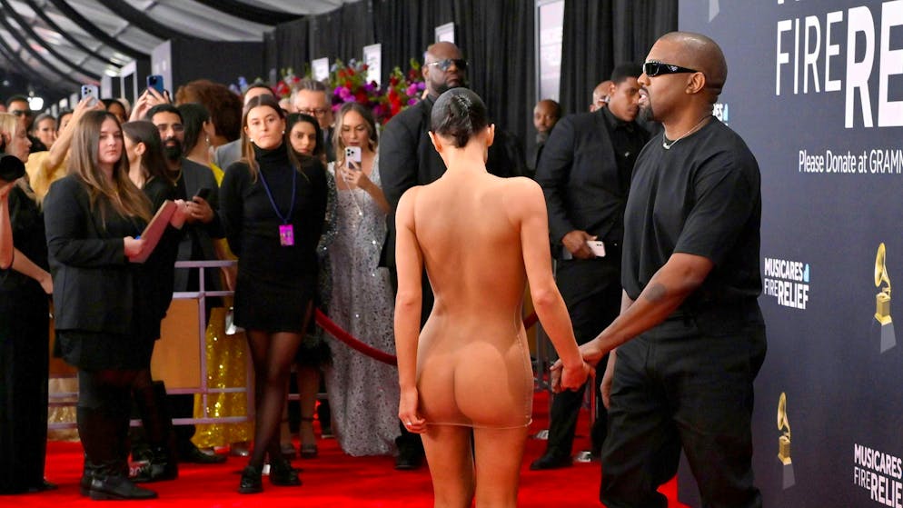 Risse, nudo, «preghiere». Da Bianca Censori a Lady Gaga, da Nicki Minaj a Jennifer Lopez, ecco gli 11 più grandi scandali dei Grammy